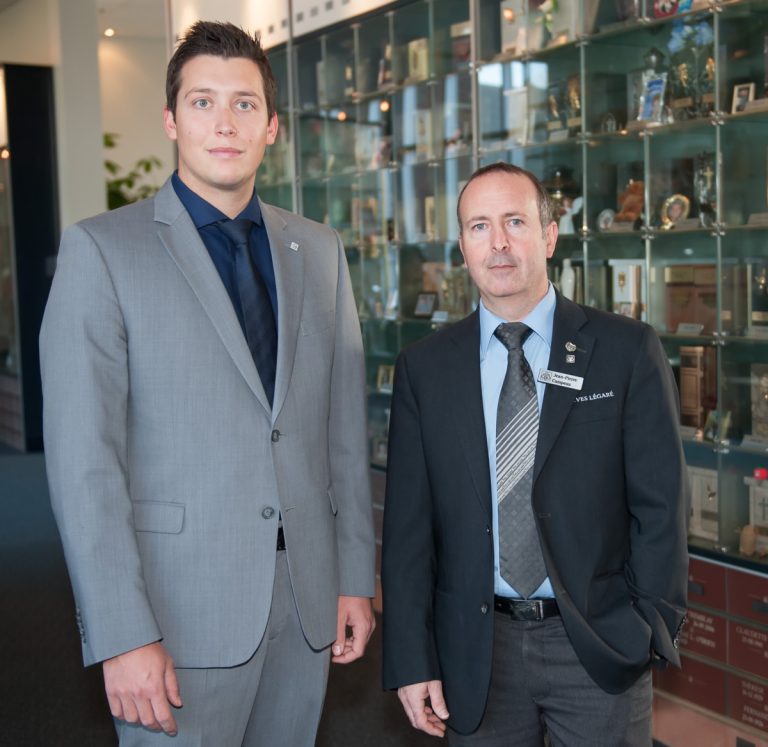 Complexes funéraires: une perpétuelle adaptation Éric Laberge, directeur Réseau, et Jean-Pierre Campeau, thanatopracteur, au Complexe funéraire Yves Légaré.