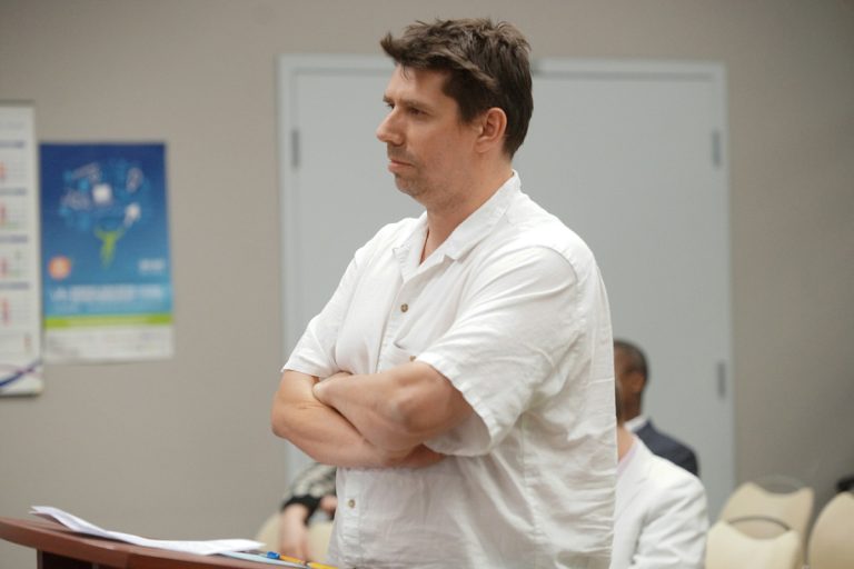 Sylvain Martel, du Comité d'action Val-des-Arbres, est intervenu concernant le début des classes de l’école, qui passera de 8h40 à 7h45, dès septembre.