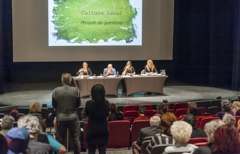 Plus de 90 personnes étaient présentes et ont signé une lettre indiquant leur souhait qu’un Conseil régional de la culture soit créé d’ici la fin de 2014.(Photo: Courtoisie) 