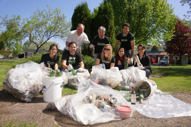 Les verts demandent d’élargir la consigne à tous les contenants Un groupe d'environnementalistes exhibe le butin amassé dans le fossé longeant l'avenue des Terrasses, dans le secteur Auteuil, au terme d'une activité publique de nettoyage.