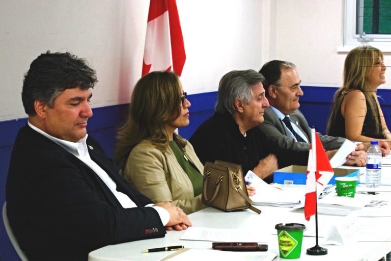 Une assemblée de consultation sur la pauvreté très animée Lors de l’assemblée de consultation, dans l’ordre habituel, les députés Angelo Iacono, Eva Nassif, Yves Robillard et Fayçal El-Khoury, accompagnés de la modératrice de la soirée, Karine Sahakian.