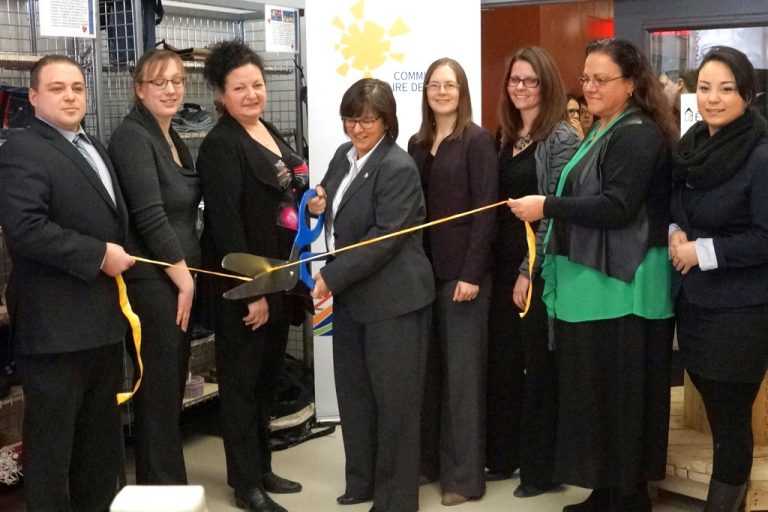 La présidente de la Commission scolaire de Laval, Louise Lortie, a procédé, mardi matin, à la traditionnelle coupe de ruban, commémorant l’inauguration officielle de la Jeune COOP du Centre de formation professionnelle Paul-Émile-Dufresne, à Sainte-Rose.