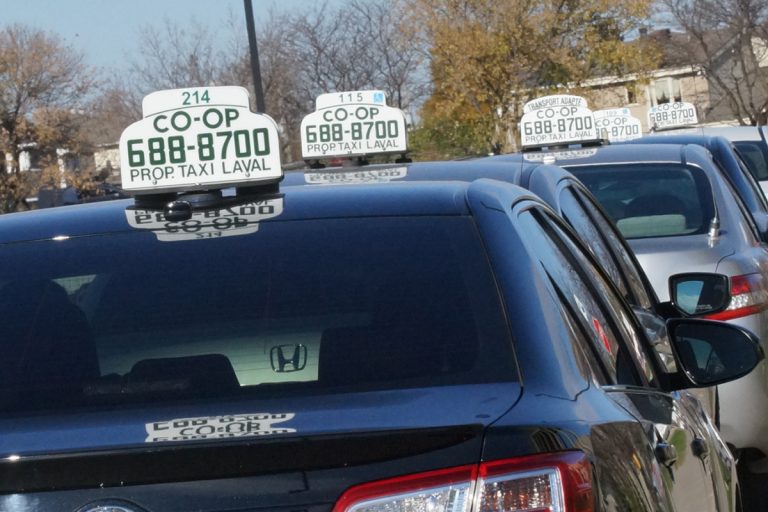 Jusqu'à nouvel ordre, il faut composer le 514-688-8700 pour rejoindre Coop Taxi Laval.