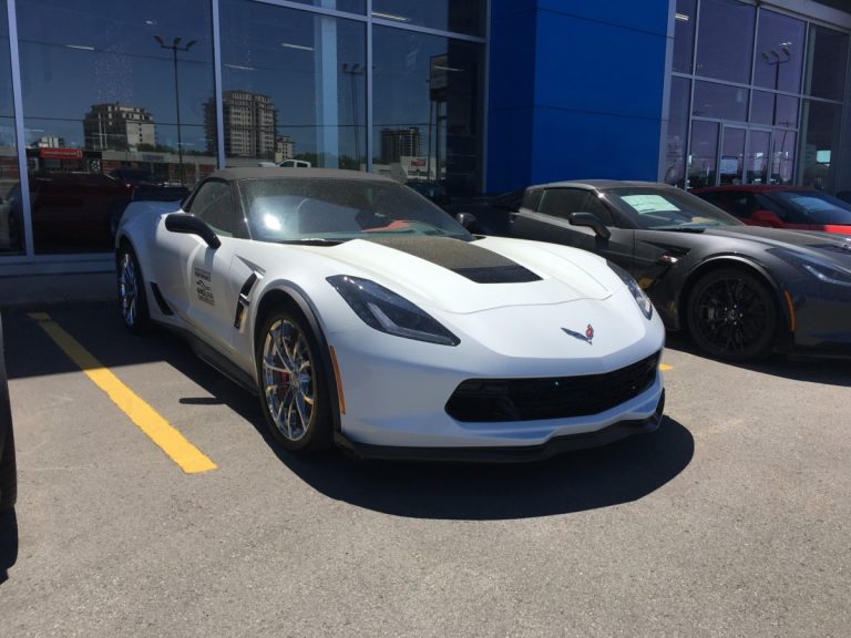 440 Chevrolet sème l’émoi sur les réseaux sociaux C'est ce type de Corvette qui a été endommagé par un enfant lors d’une exposition au Carrefour Laval.