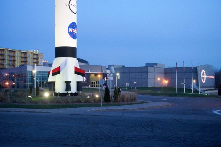 Le Cosmodôme s’offre Moment Factory pour ses 20 ans Le Cosmodôme.