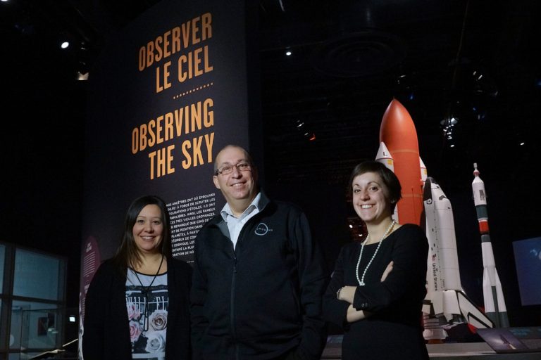 Cap famille au Cosmodôme Mélanie Taillon, Marc Deblois, Marie-Julie Moreau, de l'équipe du Cosmodôme. Absente de la photo: Marie-Michèle Limoges. (Photo TC Media - Mario Beauregard)
