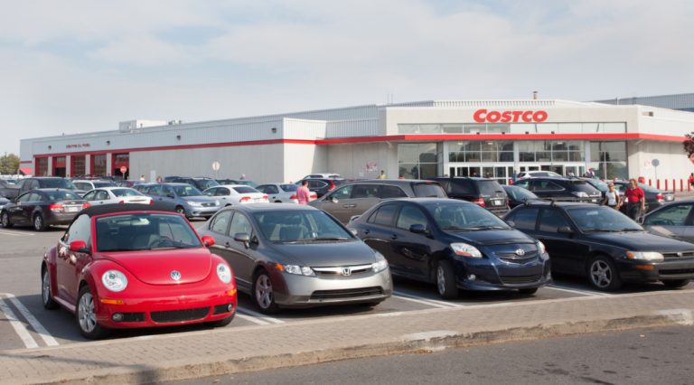 Costco aménagerait un poste d’essence à son magasin entrepôt de Laval Le magasin entrepôt Costco de Laval pourrait bien exploiter une station d’essence avant longtemps.