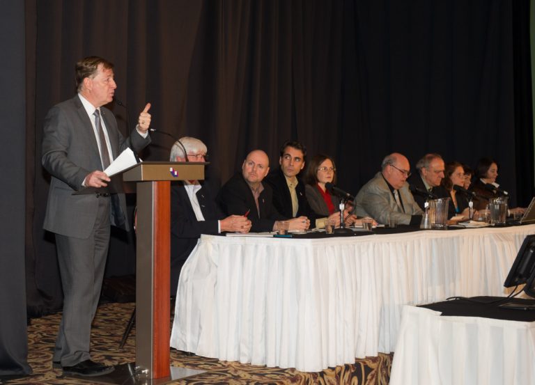 Trois semaines après son assermentation, le maire Marc Demers a tenu une importante soirée d'information publique à l'intention des citoyens affectés par le décret ministériel imposant de nouvelles cotes de crues.       