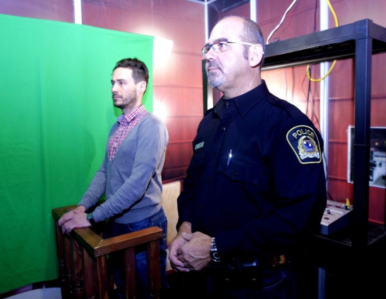 2000 élèves dans les couloirs de la violence conjugale Le point d'orgue du parcours reste son aboutissement alors qu'un élève est placé dans le box des accusés lors d'une comparution fictive. Choc assuré pour ses camarades de classe!(Photo TC Media - Mario Beauregard)