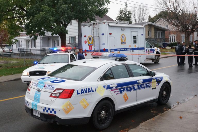 Coup de feu et blessé boulevard Curé-Labelle Les policiers n'ont pas quitté la scène, s'affairant à vérifier si des caméras de surveillance ont capté l'incident, afin notamment d'obtenir une description du suspect, dont on n'a toujours aucun indice sur son apparence. (Photo TC Media - Mario Beauregard)