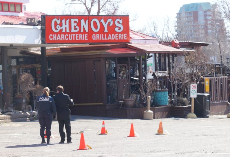 Jusqu’ici, tout indique que plus d’un coup de feu a été tiré en direction d’un véhicule. (Photo: Mario Beauregard) 