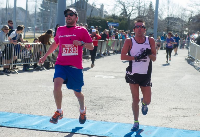 Les coureurs qui ralliaient le fil d'arrivée étaient accueillis par parents et amis qui formaient une haie d'honneur.