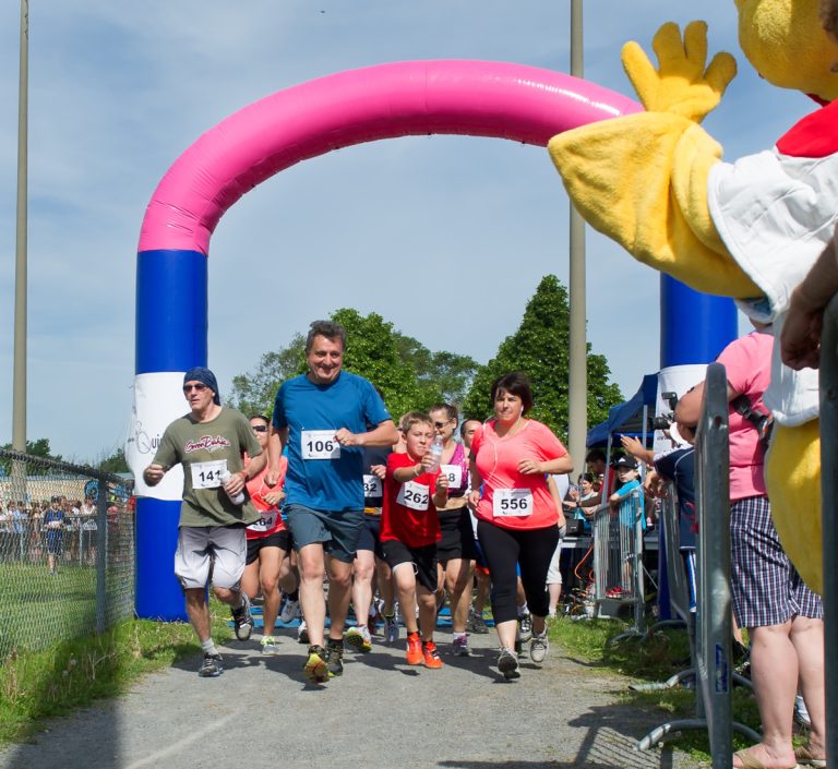 Jean Rousselle, député de Vimont, et Louise Lortie, présidente de la Commission scolaire de Laval (CSDL), ont pris part à la Course, le 8 juin.