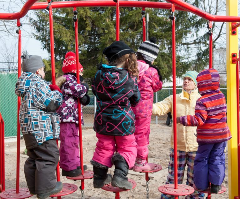 Selon les associations de CPE et de garderies privées, les coupes prévues par Québec s'élèvent à 320 M$ et mettront en péril 5000 emplois. 