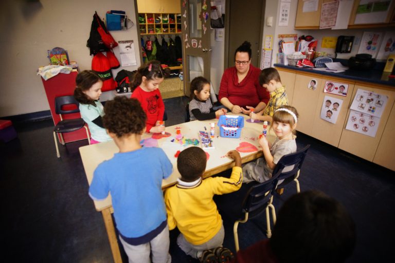 Daphnée St-François, éducatrice au CPE Chapeaux ronds et bottillons, prépare les enfants pour la maternelle.
