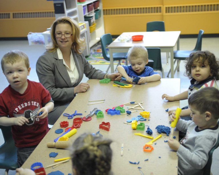 Le CPE Fleurs de Lune à la recherche de locaux La directrice du CPE, Caroline Paquette, et les familles contestent la décision de la CSDL qui les somme de quitter les locaux qu’ils lui louent d’ici le 30 juin. (Photo: Alarie Photos)