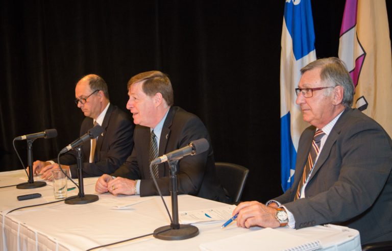 Dans l'ordre habituel, on reconnaît Jean-Pierre Tessier, assistant-directeur au Service de la vie communautaire et de la culture (VCC) et responsable de la transition de la CRÉ, le maire Marc Demers et Michel Byette, directeur général adjoint Services de proximité à Ville de Laval.