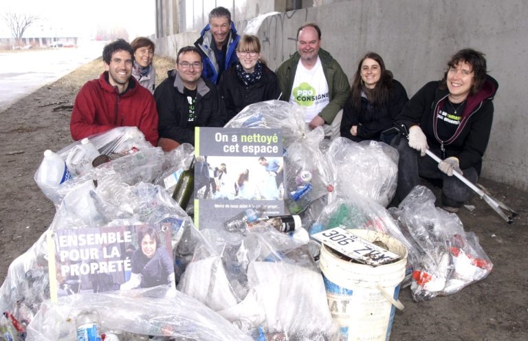 Huit environnementalistes ont voulu démontrer l’urgence d’imposer une consigne sur tous les contenants de boisson en verre, aluminium et plastique afin d’éviter que ceux-ci ne se retrouvent dans des lieux d’enfouissement, les lieux publics, la nature ainsi qu’en bordure de nos routes et autoroutes.