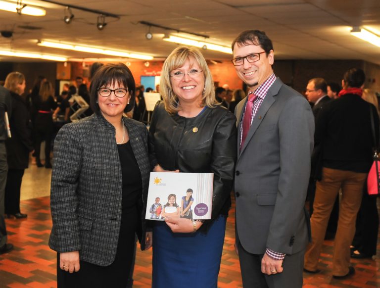 Louise Lortie, présidente de la CSDL, Francine Charbonneau, ministre responsable de la région de Laval et Jean-Pierre Aubin, directeur général de la CSDL.