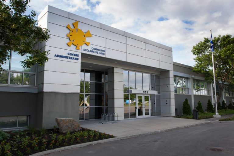 Quel est le salaire des commissaires de la CSDL? Le salaire de base d’un commissaire à la CSDL a été voté, en 2009, à 7154 $ et suit une indexation annuelle.
