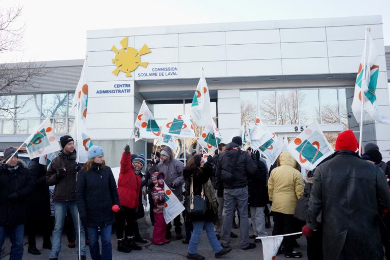 Colère chez les enseignants de la CSDL Près de 200 enseignants se sont présentés devant les bureaux de la CSDL, le 18 mars, pour dénoncer les offres patronales du gouvernement, qui dégraderaient leurs conditions de travail.