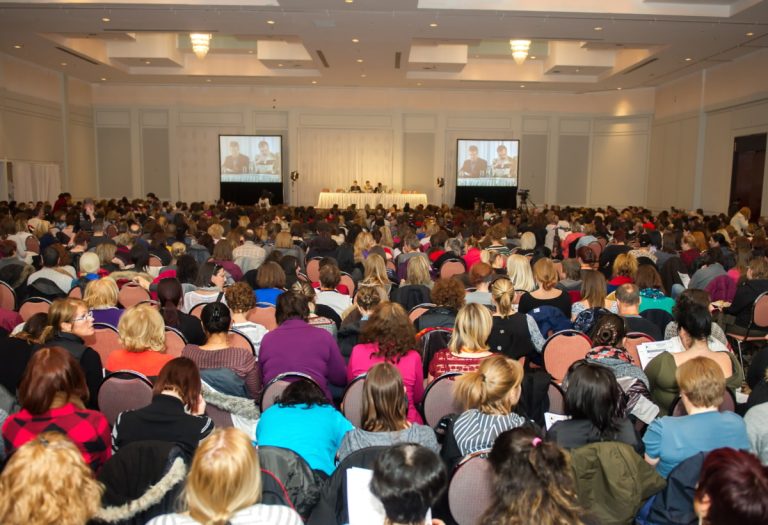 Quelque 1050 membres du SERL étaient réunis au Château Royal mardi soir, alors qu'un mandat de six demi-journées de grève a été adopté en grande majorité par l'assemblée.