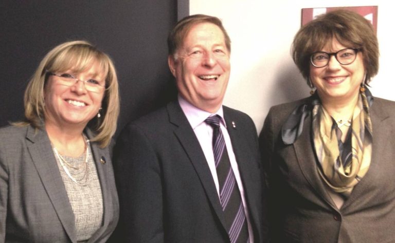 Laval veut sa juste part de financement en culture Le maire Marc Demers entouré de la ministre régionale Francine Charbonneau et de la ministre de la Culture et des Communications et ministre responsable de la Protection et de la Promotion de la langue française, Hélène David.