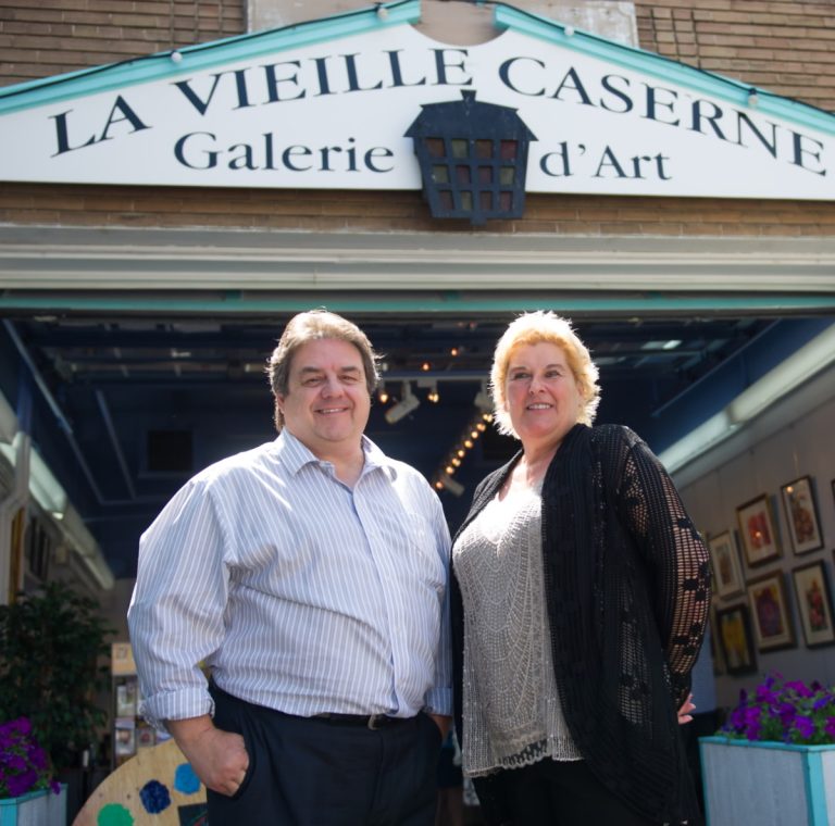 Quatre anniversaires pour le 20e Symposium de Sainte-Rose Carole Faucher, présidente de Rose-Art et coordonnatrice du symposium, en compagnie de Daniel Daignault, porte-parole, qui présentera une exposition des photographies qu'il prend depuis 30 ans. (Photo TC Media - Vincent Graton)