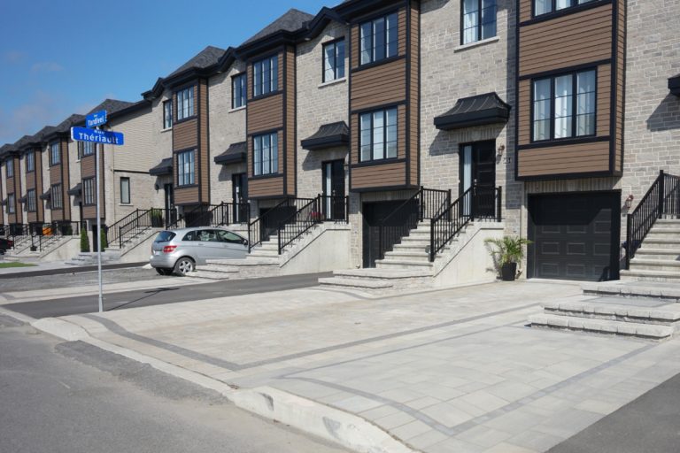 Plusieurs nouvelles maisons en rangée de la rue de Tardivel, dans le quartier Auteuil, sont dépourvues d'arbre en façade, où dominent le pavé uni et l'asphalte.