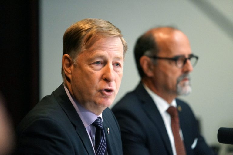 Accompagné du directeur général de la Ville, le maire Marc Demers a annoncé que son administration lançait les procédures visant à récupérer une partie des dizaines de millions de dollars détournés sous l'ancien régime.
