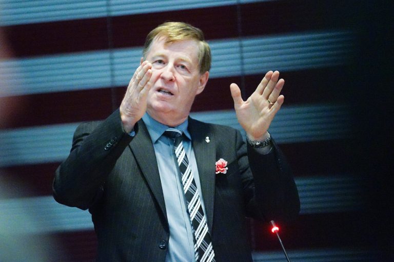 Laval en appelle à Québec Le maire Marc Demers demandera à Québec d'abaisser de 5 M$ à 100 000 $ le seuil exigeant un certificat d'autorisation de l'AMF, attestant de la probité des entreprises désireuses de soumissionner à Laval.