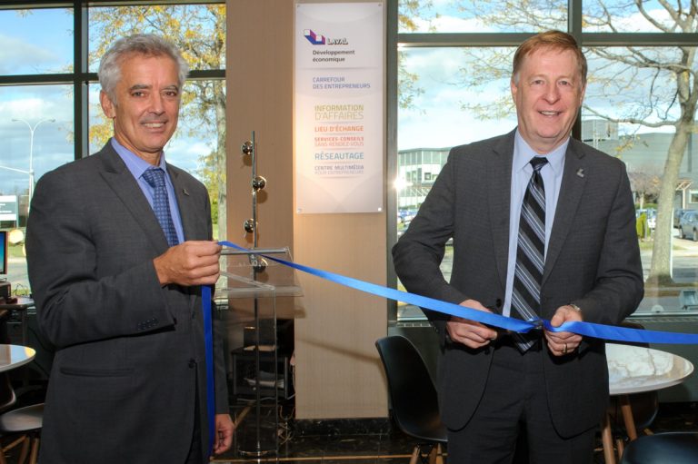 Le maire Marc Demers a inauguré le Carrefour des entrepreneurs        en présence du directeur général adjoint au développement économique de Laval, Marc Tremblay.