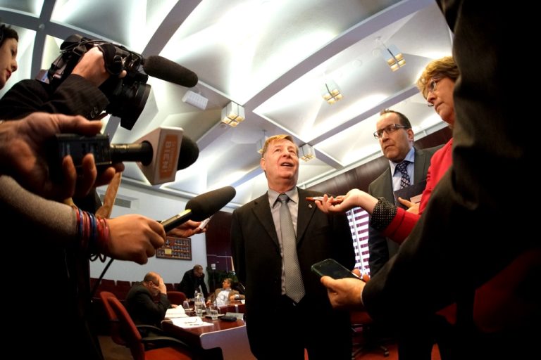 Gel de la taxe foncière résidentielle pour 2014 Le maire Marc Demers, quelques minutes après une introduction sur le budget 2014 devant les représentants des citoyens et journalistes, dans la salle du conseil municipale, le 9 décembre.