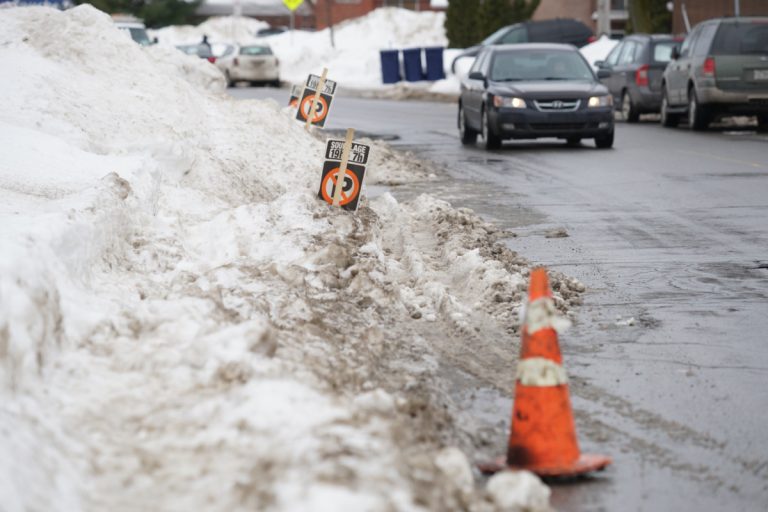 Le casse-tête du déneigement Le trottoir de cette portion du boulevard Saint-Elzéar, juste à l'ouest du boulevard des Laurentides, devait être déneigé jeudi soir ou dans la nuit de vendredi.