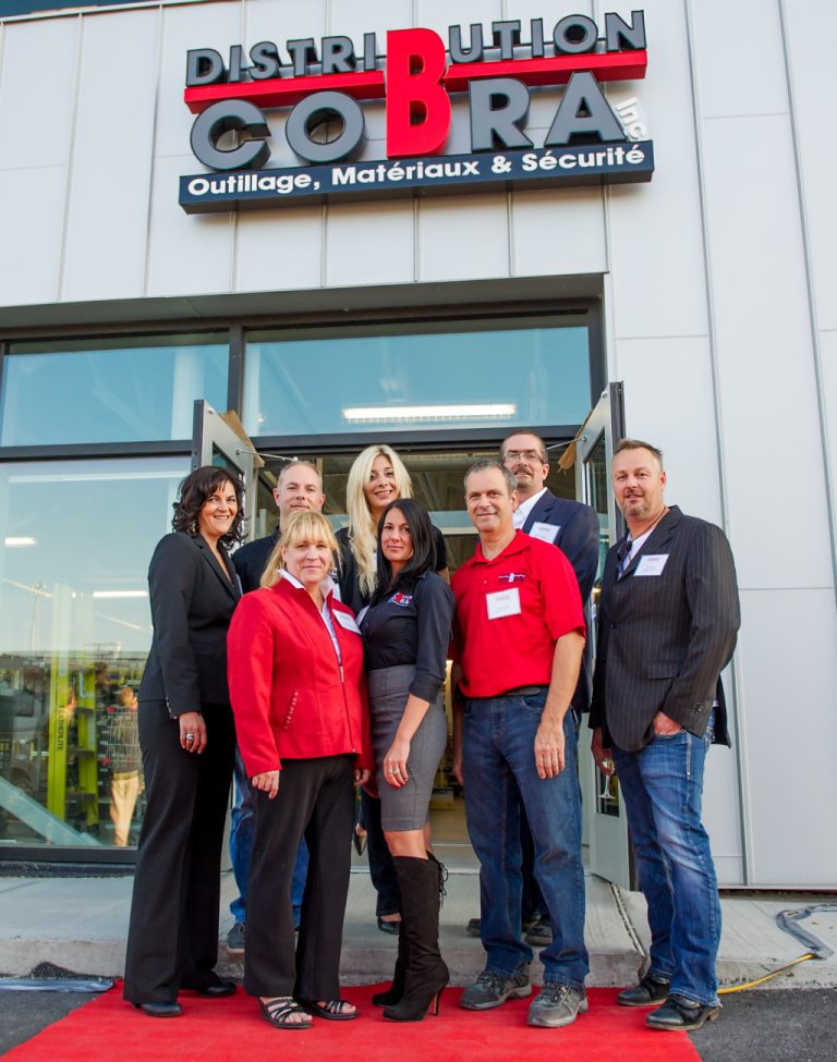 Josée Latour, vice-présidente; François Lamothe, directeur des ventes; Marilyn Raymond, représentante; Marc Carpentier, président. En avant : Lynda Gardner, préposée au magasin; Pénélope Bolduc, comptable; Pierre Renaud, préposé à l'entrepôt; et Karol Fortin, vice-président.