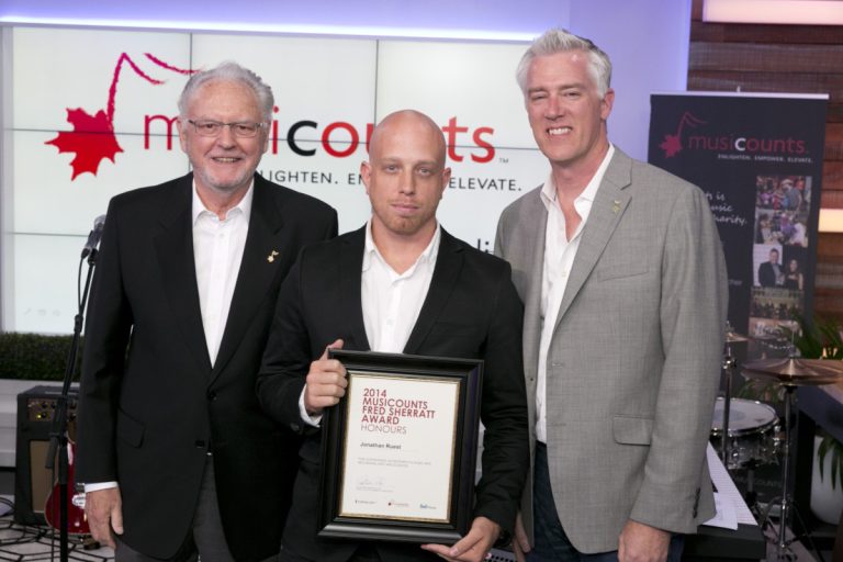 Jonathan " DJ Kleancut" Ruest, a décroché la note de 93 %, l'une des meilleures au Canada, ainsi qu'un certificat d'excellence et une mention CUM Laude. (Photo gracieuseté) 