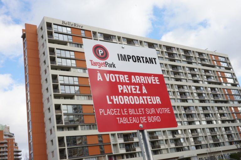 Pétition, avis de départ, poursuites et recours La direction du Domaine Bellerive aurait refusé une rencontre avec les résidents pour trouver un terrain d’entente au sujet du stationnement extérieur, qui est passé de gratuit à 65 $.