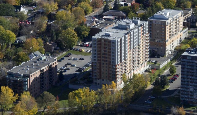 Une tour d’habitation en faillite trouve preneur La résidence du Domaine des Forges II (la tour de neuf étages en arrière-plan), bordant le boulevard Sainte-Rose, a été rachetée d’une faillite. La valeur de la transaction n’a pas été divulguée. (Photo: Alarie Photos)