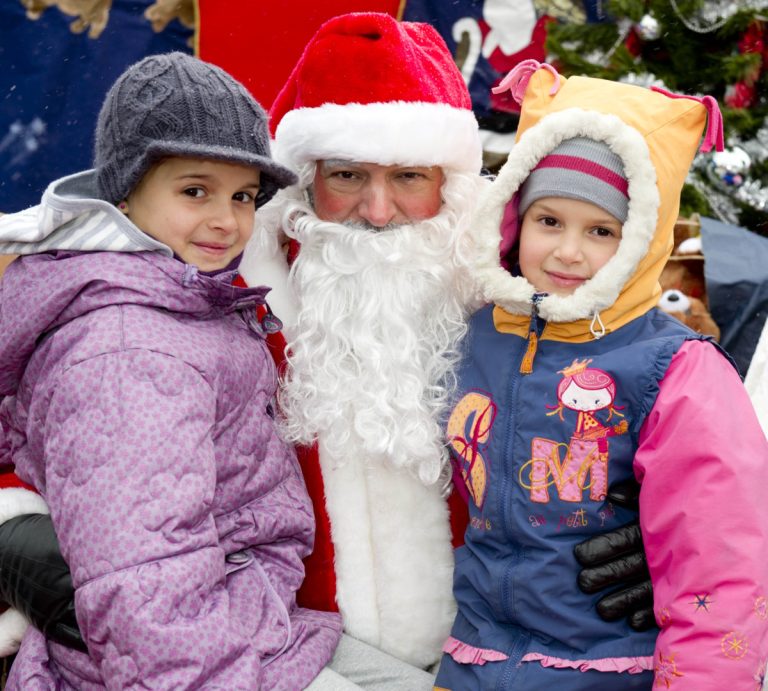 Donne-moi un jouet toujours aussi populaire Près de 600 personnes ont défilé à la Place Publique et quelque 1000 jouets ont été donnés par des âmes généreuses. (Photo: Alarie Photos)