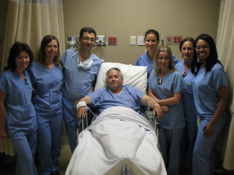 Première médicale à la Cité-de-la-Santé Maurice Adourmad est en compagnie du Dr Samer Mansour et de l’équipe d’hémodynamie composée de Marie-Ève Caron, Carole Bergeron, Nathalie Tremblay, Elena Valcin, Isabelle Fleury et Geneviève Arsenault.
