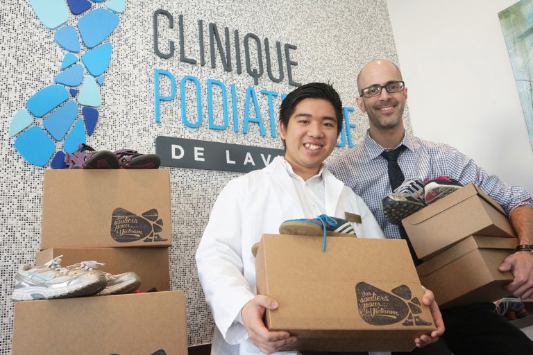 Mettre sa spécialité au service des Vietnamiens Dr François D. Tran et Dr Martin Tranchemontagne invitent les gens à faire dons de chaussures.