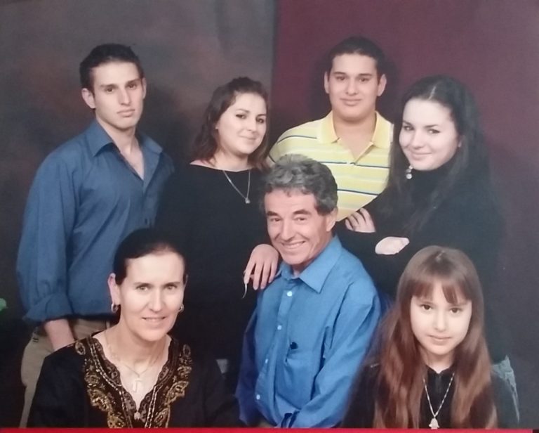 Le couple Tahar et Farida Amer-Ouali et ses cinq enfants: Farid, Nacima, Amina, Chafik et Nadia. La photo remonte à une dizaine d'années.