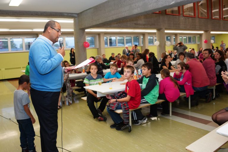 20 000 $ en soutien au programme musical de la CSDL Saul Polo, député de Laval-des-Rapides, a octroyé à la Fondation Droit au Talent 20 000 $ du gouvernement pour aider le programme musical de la CSDL, le 4 octobre.