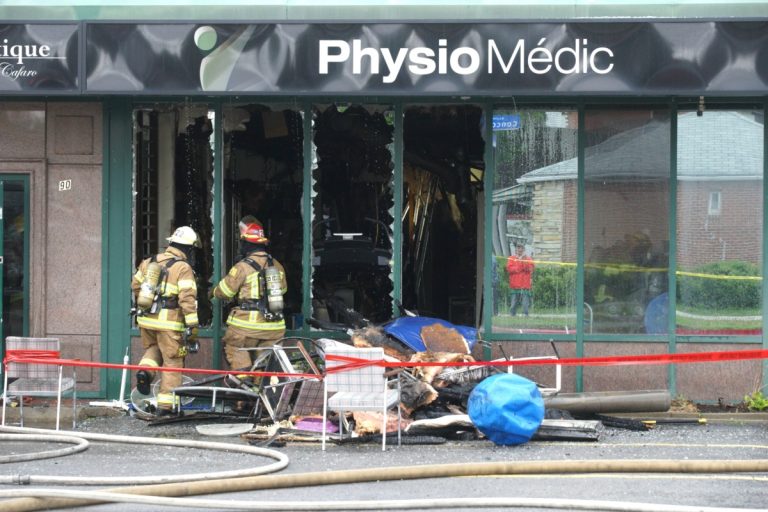 L’intervention des 34 pompiers a duré près de deux heures.