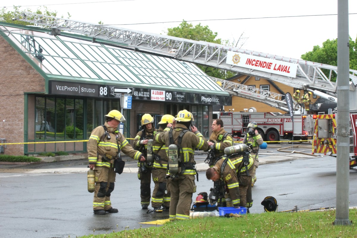 Un pompier a dû être transporté à l’hôpital lors d’une intervention pour l’incendie d’un bâtiment commercial.