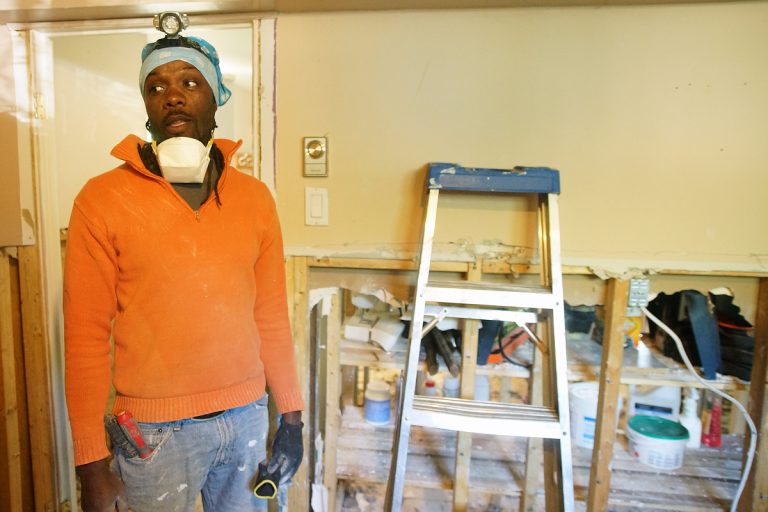 Sans assurance, ce résident de la 24e rue est bien découragé par les montants proposés par des contracteurs pour démolir et reconstruire son sous-sol.