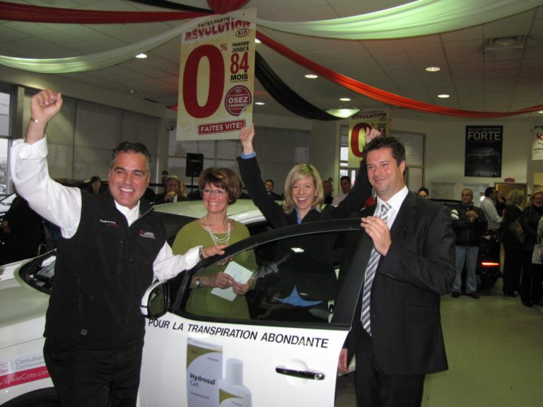 Sous l’initiative de Ghislain Goulet des Cliniques de Réadaptation Universelle, des gens d’affaires de la région, dont la consultante en communication Sylvie Côté et Martin Bélair du concessionnaire Boisvert Kia de Blainville, ont uni leurs efforts pour offrir gratuitement une voiture de location à la Lavalloise Marie-Hélène Dubé. (Photo: Alarie Photos)