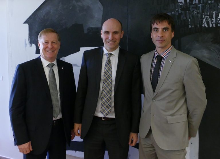 Le ministre responsable de la SCHL dans le gouvernement Trudeau, Jean-Yves Duclos, est ici entouré du maire Marc Demers et du président de la commission municipale sur le logement social, le conseiller Nicholas Borne.