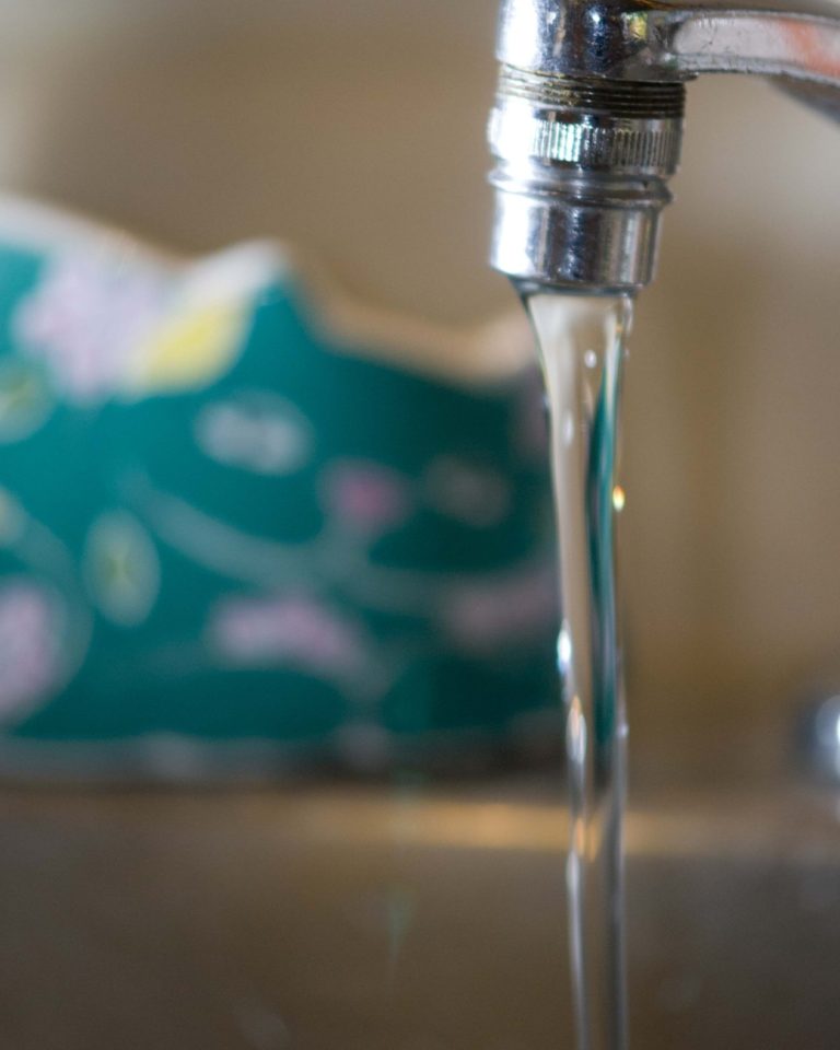 La pression de l'eau étant affectée dans quelques quartiers, la Ville demande à ces citoyens de diminuer leur consommation.