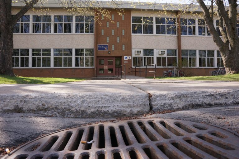 Un élève victime d’un environnement inadapté à son fauteuil roulant Aménagée depuis plusieurs années du côté de la rue Laurier, la rampe d’accès pour fauteuils roulants à l'école Sainte-Marguerite débouche sur un trottoir surélevé… qui la rend inaccessible.